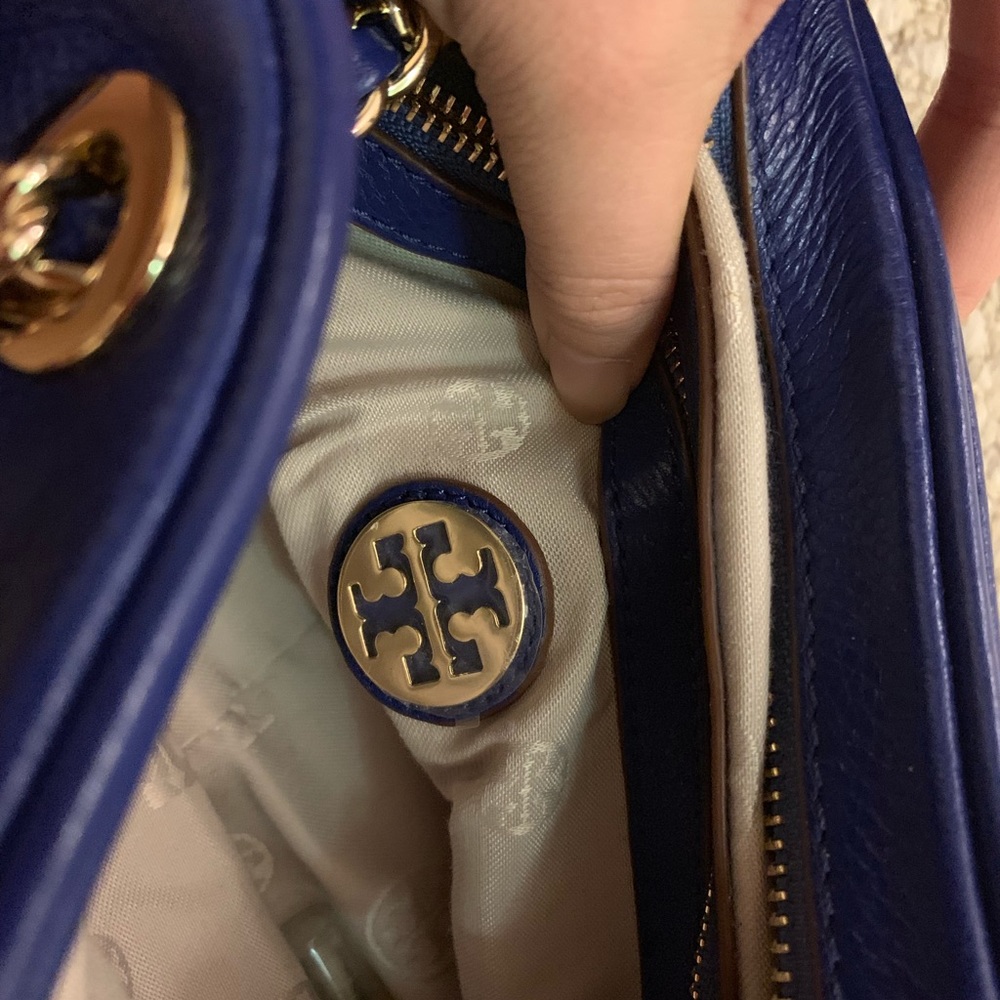 Tory Burch Cobalt Blue Pebbled Leather Chain Crossbody with Tassel - Picture 5 of 11